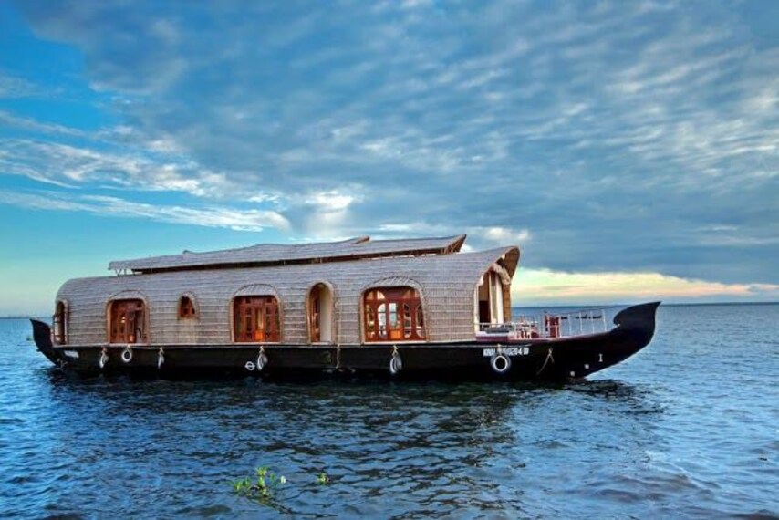 Stay in a Houseboat_kumarakom-1